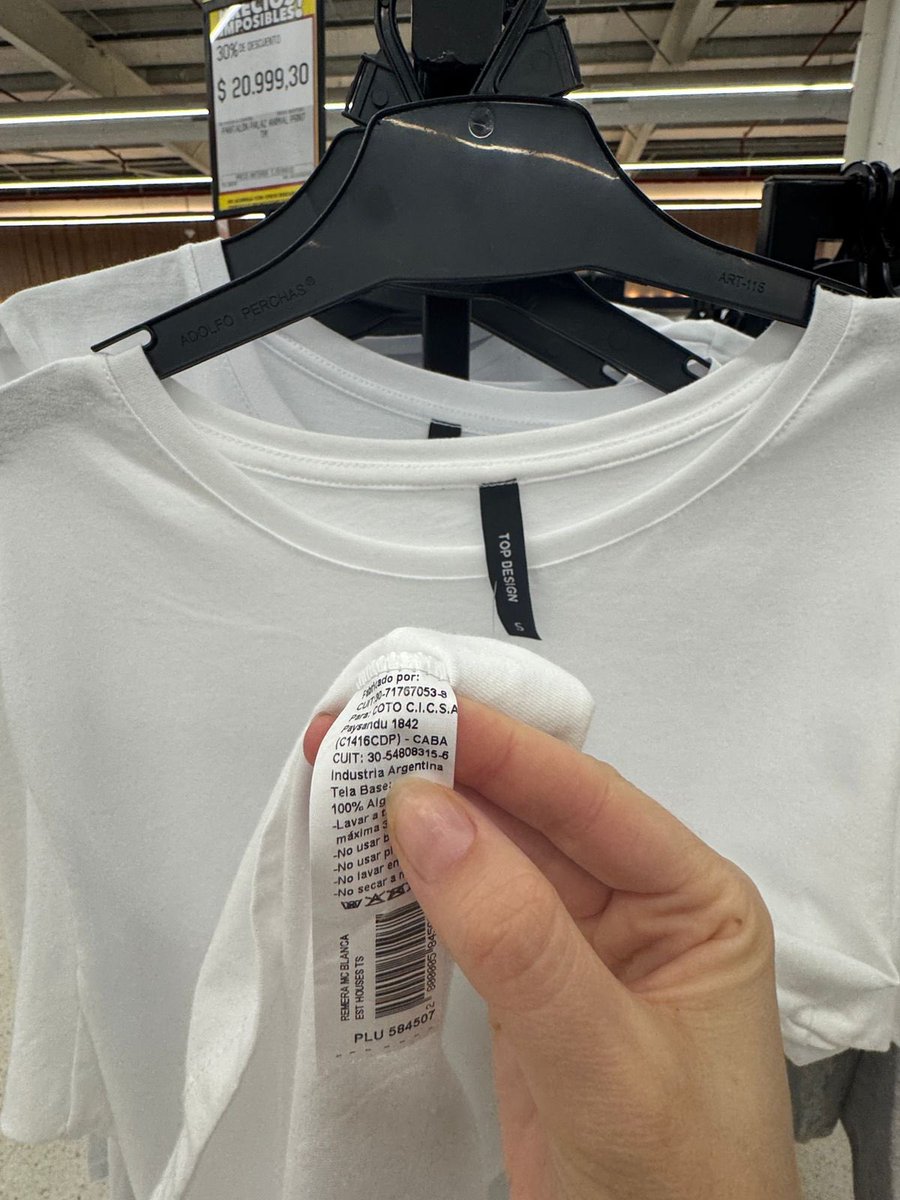 <a href="/anabellag7_/">Anabella</a> Hola Anabella es cierto que hay ropa carísima en Argentina, sobre todo en los shoppings donde el 80% es importada. Si te sirve de información el PBI textil es 60% importado.
No estoy en contra obviamente de que se importe pero si del mito de que la ropa es cara por su producción