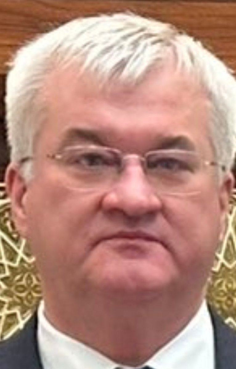 dfaustresistant's tweet image. Сибіга поїхав в Сирію перевірити як проходить реабілітація після зміни обличчя.