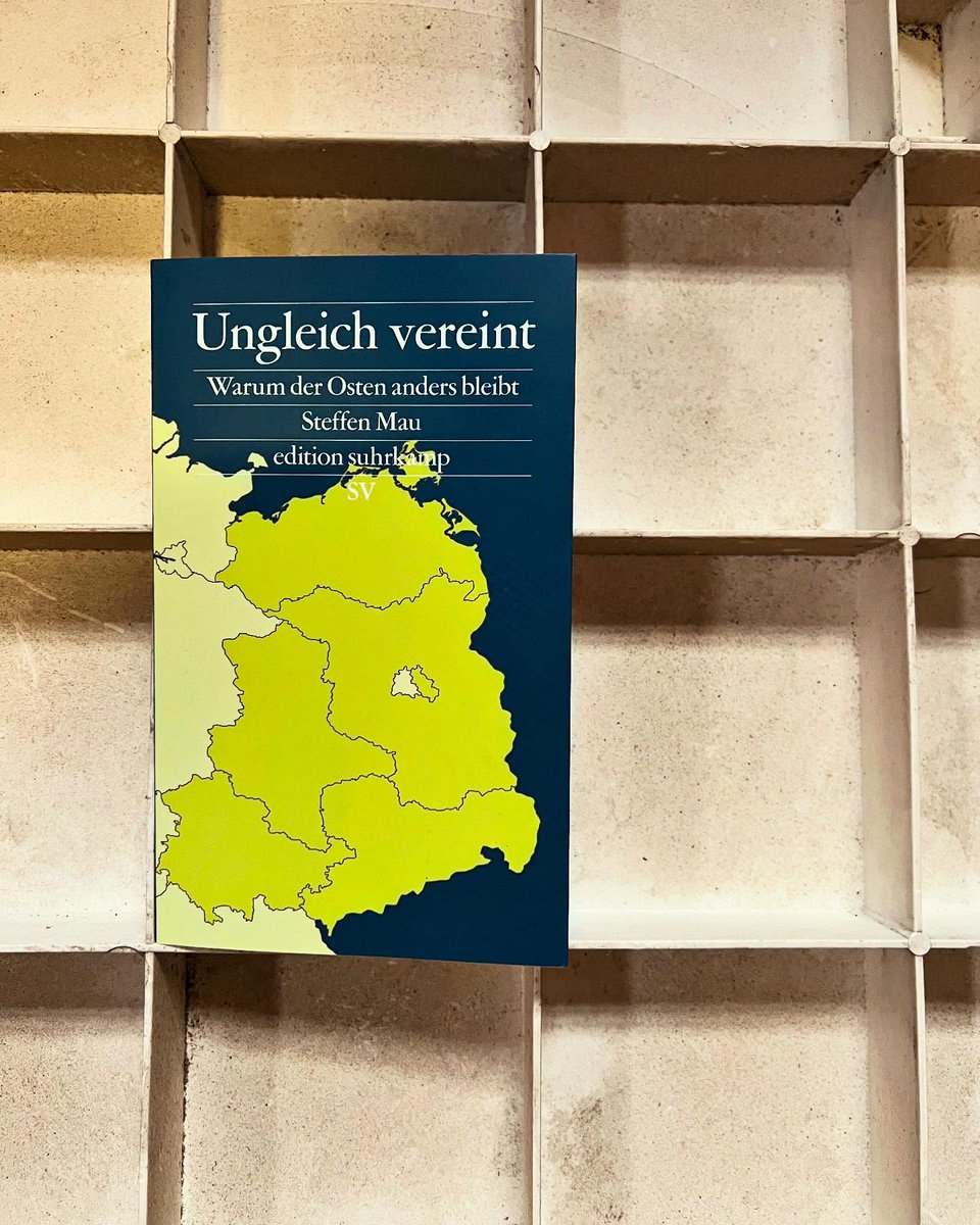 torsten_hesse's tweet photo. Kurz und gut: Muss man kein Ossi für sein. Lesen, unbedingt!
Mehr: https://t.co/bQo1kYpZ8L
#lesewinter #sachbuch #steffenmau #suhrkamp #ostdeutschland #deutschland #identität #debatte #gesellschaft #politik #soziologie #polbil #lesen #leselust #lesenswert #leseratte #bücher https://t.co/sRjmmdqUYT