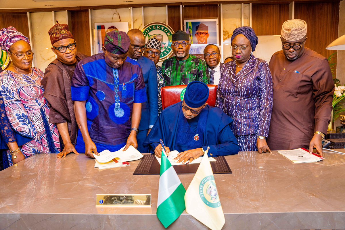 MrAdeolaAdeniyi's tweet photo. Ogun State Governor, Prince Dapo Abiodun,  has signed the N1.054 trillion 2025 State Appropriation Bill into law. https://t.co/8yST6xrNkk