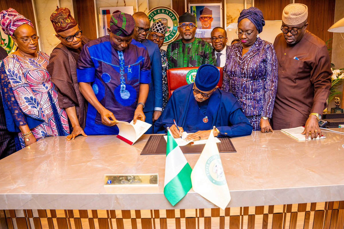 MrAdeolaAdeniyi's tweet photo. Ogun State Governor, Prince Dapo Abiodun,  has signed the N1.054 trillion 2025 State Appropriation Bill into law. https://t.co/8yST6xrNkk