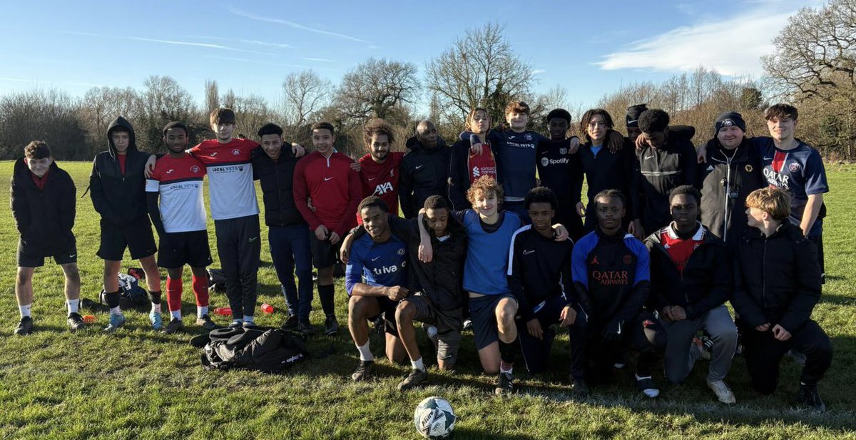 Although no actual Lions team now, it was nice that boys kept the Xmas traditional game of BLUES Vs REDS.

BLUES took the 2024 trophy (on pens) this year 🏆 

Great to see all of the boys and parents together again ♥️ 
🦁