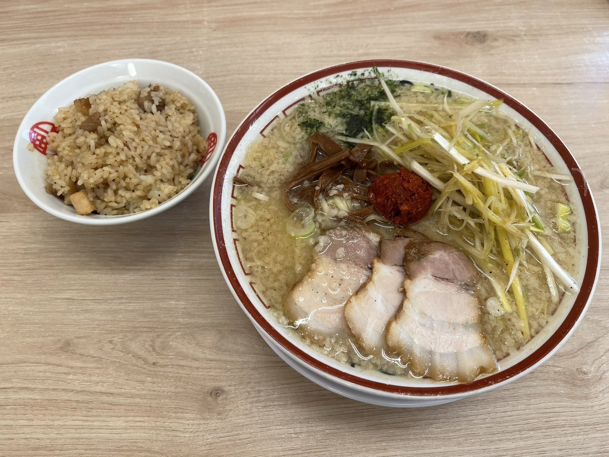 去年から引き続き変化の一年ではあったが、良い方向への変化があった一年だったのかなぁ😂

仕事はこなせるようになったが、微塵もドラムに触れずに終わってしもた🙄

来年こそは少しでも触れたいなぁ🫡

皆様、良いお年を🙇🏻‍♂️

ラーメン🍜