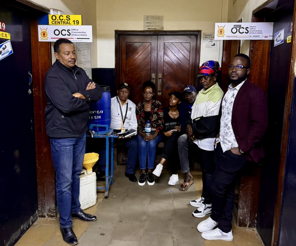 Six hours now. Lawyers have been refused to see those arrested and they have been denied opportunity of bond or bail. 
We hear Mombasa is the same 
“orders from above”?
#ProtectTheProtestKE
#EndAbductionsKE #EndEnforcedDisappearancesKE