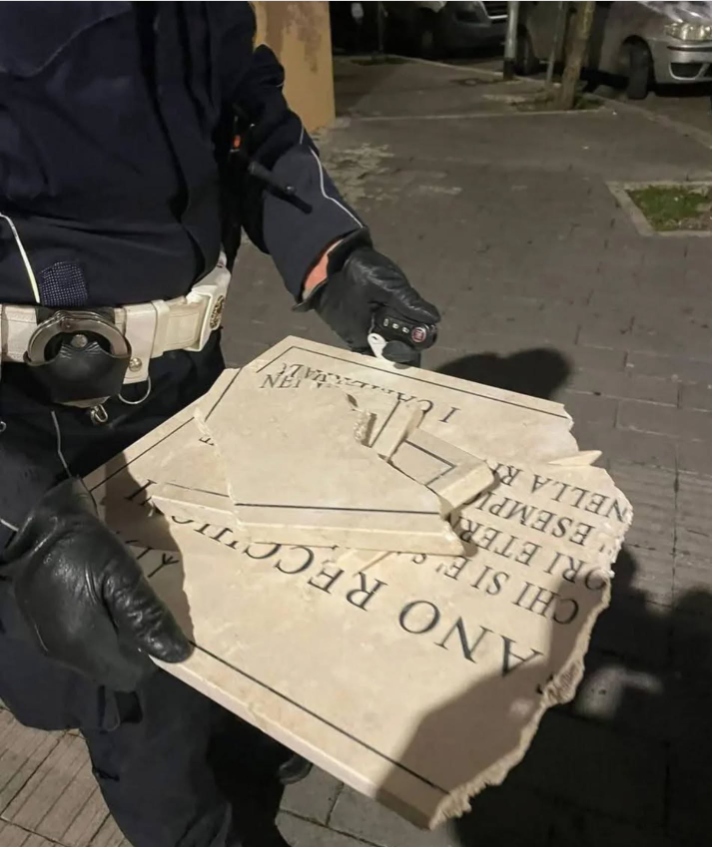 Desde Alfonso I, queremos mostrar nuestra repulsa por la destrucción de la placa que recordaba a Stefano Recchioni, una de las tres víctimas del asesinato de Acca Larenzia. Nos recuerda demasiado a la actuación de los talibanes democráticos que en España han tratado de borrar el