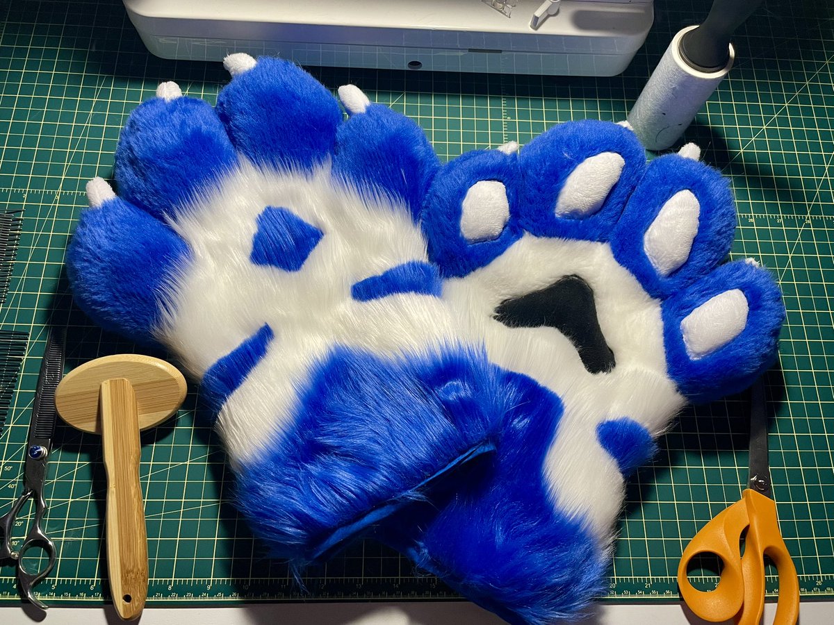 Tozardo's tweet photo. Pawbs 🐾

#fursuit #furry #fursuitforsale https://t.co/Wm7YrbG6Ts