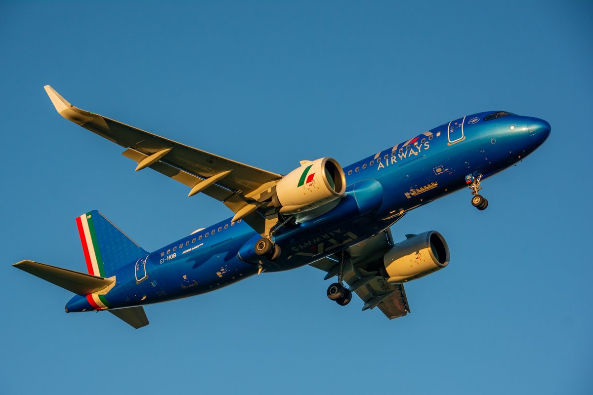 airwaysmagazine's tweet image. 🌅🇮🇹 Golden hour in Rome Fiumicino 

#Aviation #Italy #Spotting #Airways