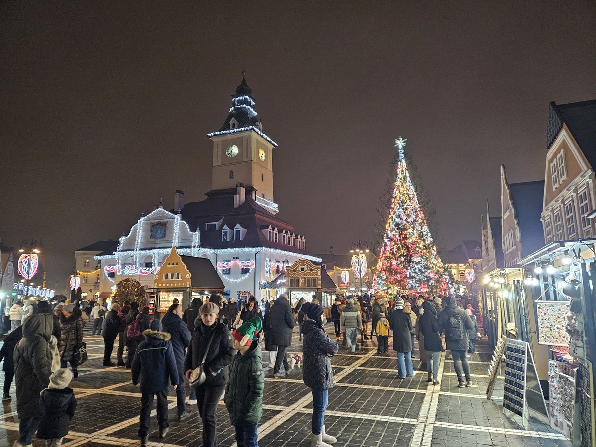 RJonTourUK's tweet image. Brasov is colourful tonight and quite busy before the manic New Year’s Eve festivities.  Still debating medieval towers, castle, or mountain peak tomorrow, depending on mist...

#romania #Transylvania #traveladdicts