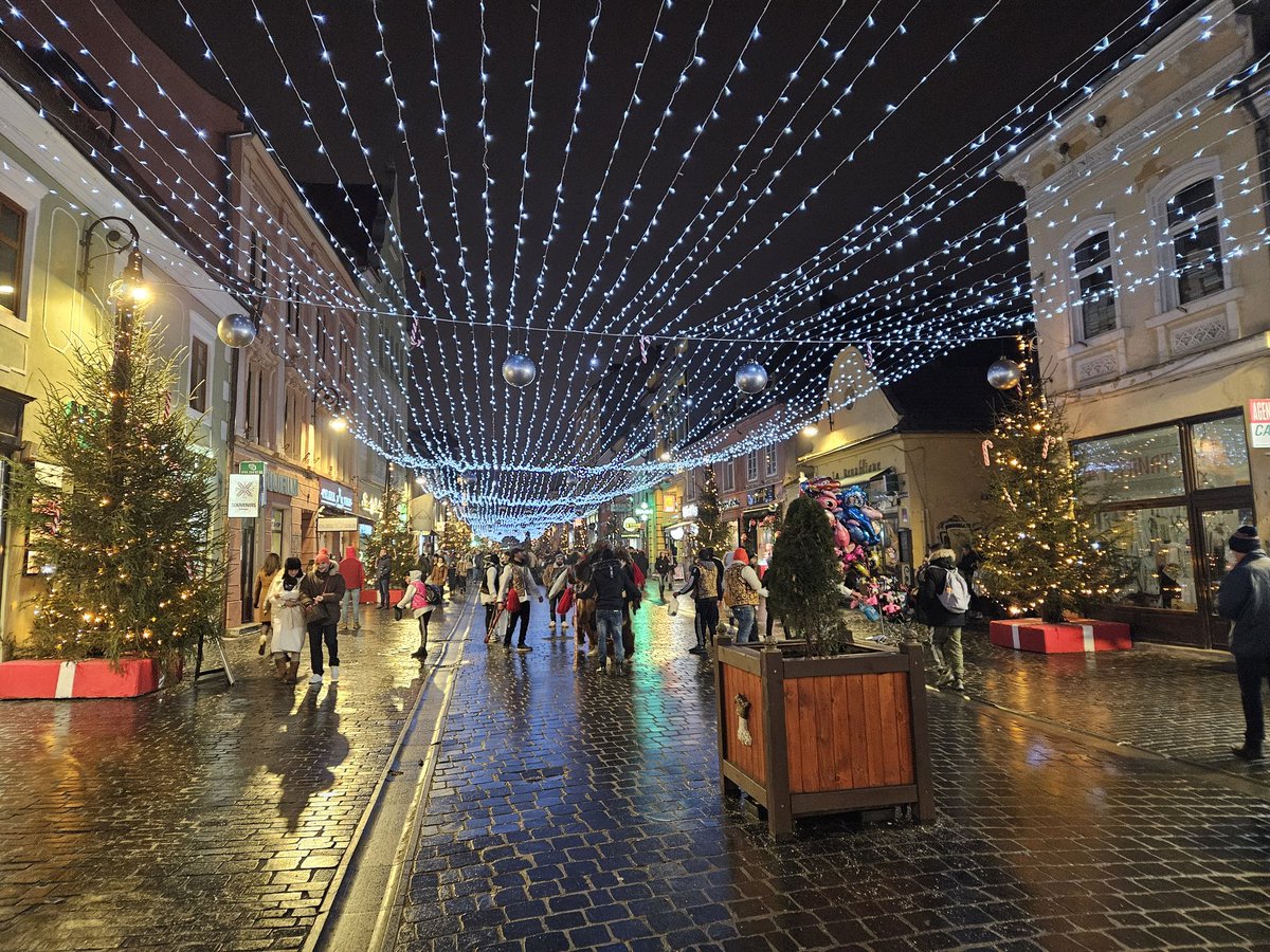 RJonTourUK's tweet image. Brasov is colourful tonight and quite busy before the manic New Year’s Eve festivities.  Still debating medieval towers, castle, or mountain peak tomorrow, depending on mist...

#romania #Transylvania #traveladdicts