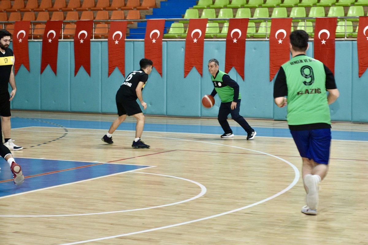 Gençlerimizin enerjisine ayak uydurmaya çalıştık. 🏀

Sporun birleştirici gücünü, ekip ruhunu ve heyecanını bir kez daha hep birlikte yaşadık. Kazanmak mı? O kısmı gençlere bırakalım. 😉

Elazığ’ımızın gençleri her alanda olduğu gibi sahalarda da göz kamaştırıyor! 💪

📍Yakup