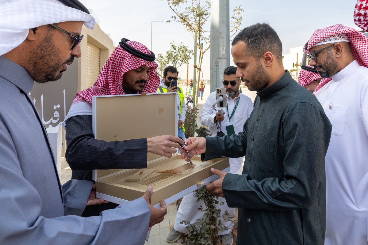 NewsNow4KSA's tweet photo. قبل الموعد المخطط له بعام! 
أعلنت #NHC بالشراكة مع #رتال بدء اجراءات تسليم الوحدات السكنية في مشروع #نساج_الفرسان شمال شرق العاصمة الرياض. https://t.co/d5Rre3rWMv