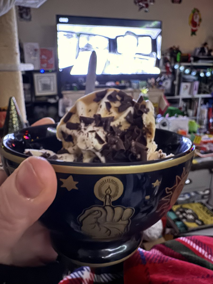 Gotta go to work tomorrow 👀 so tonight is baileys Ice cream and The Haunting 😊😊😊