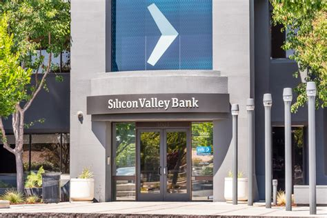 FinanceLore's tweet photo. FinTalk Daily 🤑📈
1/ Bank Runs in the Digital Age: How Silicon Valley Bank Shocked the World
👉 In March 2023, Silicon Valley Bank (SVB) collapsed in just 48 hours. It wasn’t just a bank run—it was a digital stampede.
🔴 Key Lesson: Speed of information in the digital age can destabilize even "safe" institutions.