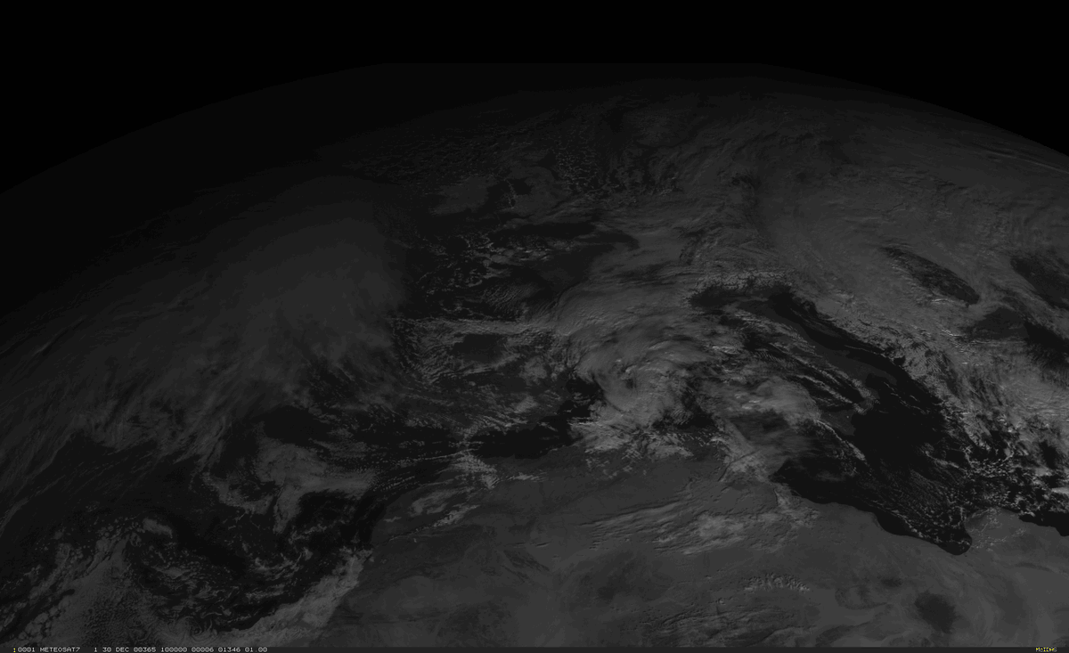 P4Estacions's tweet photo. Aquesta configuració va provocar una entrada directa de nord, acompanyada d’una caiguda sobtada de temperatures, que va arribar a -10 °C a 850 hPa en molt poques hores. Aquest canvi és clau per entendre el desenllaç.

Observeu l'evolucio de la temperatura  a 850 hPa i la pressio sobre el nivell del mar dels últims 3 dies de l'any.