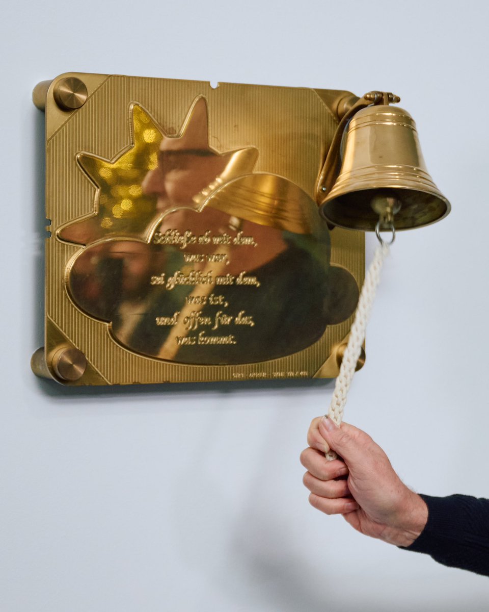 HendrikWuest's tweet photo. Diese Glocke ist ein Symbol der Hoffnung: Nach einer erfolgreichen Krebs-Therapie läuten sie die Patienten am @WPE_Essen. Das Team setzt auf Künstliche Intelligenz für exakt zugeschnittene Behandlungen. Das ist Spitzenforschung #madeinNRW. So besiegen wir Volkskrankheiten! https://t.co/pRQgOZNxrw