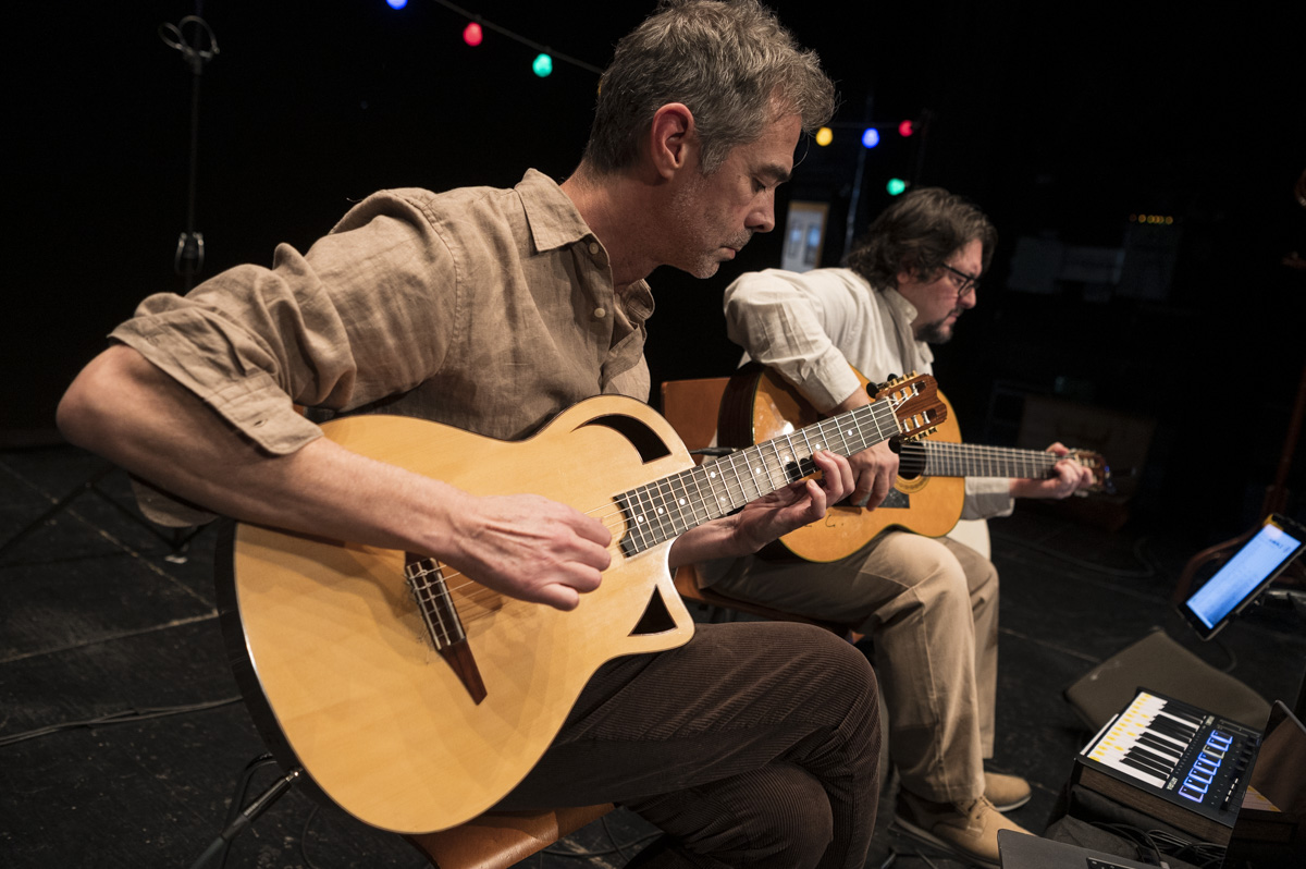 quatregotes's tweet photo. Acomiadem l'@AnyEstelles amb els darrers versos de "Coral d'una primavera" i fotografies de Jordi Vidal de l'espectacle  #Recomanetenebres al teatre Bartrina. Ens retrobem el 2025!
"Hala, canteu, jugueu, danseu les vostres danses.
Jo em recolze un poquet i contemple el paisatge." https://t.co/2RKoYMCvGx