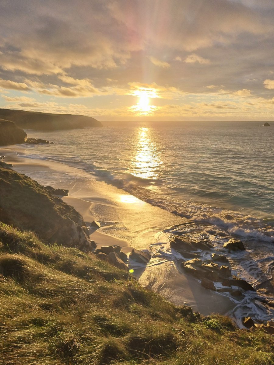 🌞🌞😍 Et le soleil apparut en fin d'après-midi sur la pointe bretonne, sur la plage de Hidell à Plouarzel #finistere !
Des lueurs magnifiques que Veronika nous envoie alors que la grisaille séjourne encore sur une grande partie de la #Bretagne ☁️☁️- 📸Veronika Tytéca Le Guillou