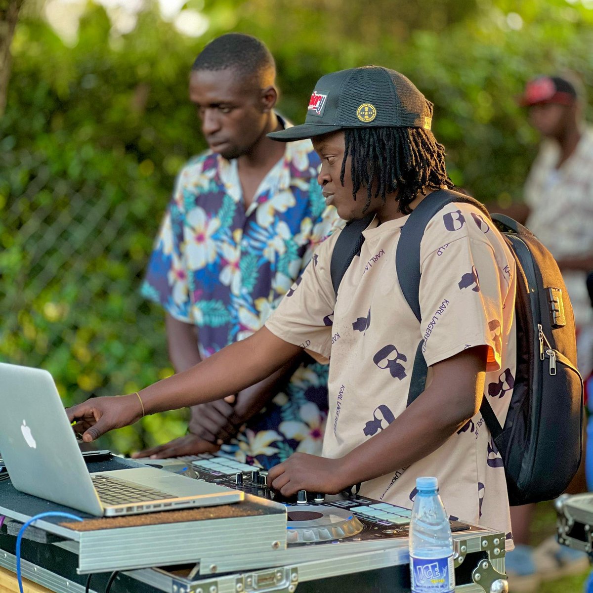 DeejayHash256's tweet photo. Alot has happened this year, i pray alot to change this coming year 🤝🤝 #whenyourush! https://t.co/LqzukO8g0v
