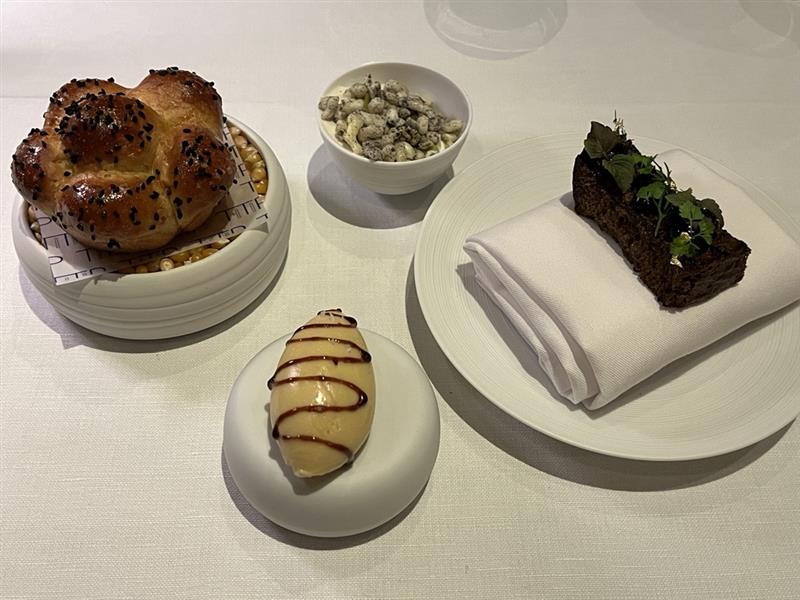 The MICHELIN Guide (@michelinguideuk) on Twitter photo Best bread I’ve had in ages - caramelised onion bread, and black garlic focaccia at The Tudor Pass by <a href="/ChefAlexPayne/">Alex Payne</a>
#MICHELINStar #Egham #Surrey
guide.michelin.com/gb/en/surrey/e… Best bread I’ve had in ages - caramelised onion bread, and black garlic focaccia at The Tudor Pass by <a href="/ChefAlexPayne/">Alex Payne</a>
#MICHELINStar #Egham #Surrey
guide.michelin.com/gb/en/surrey/e…