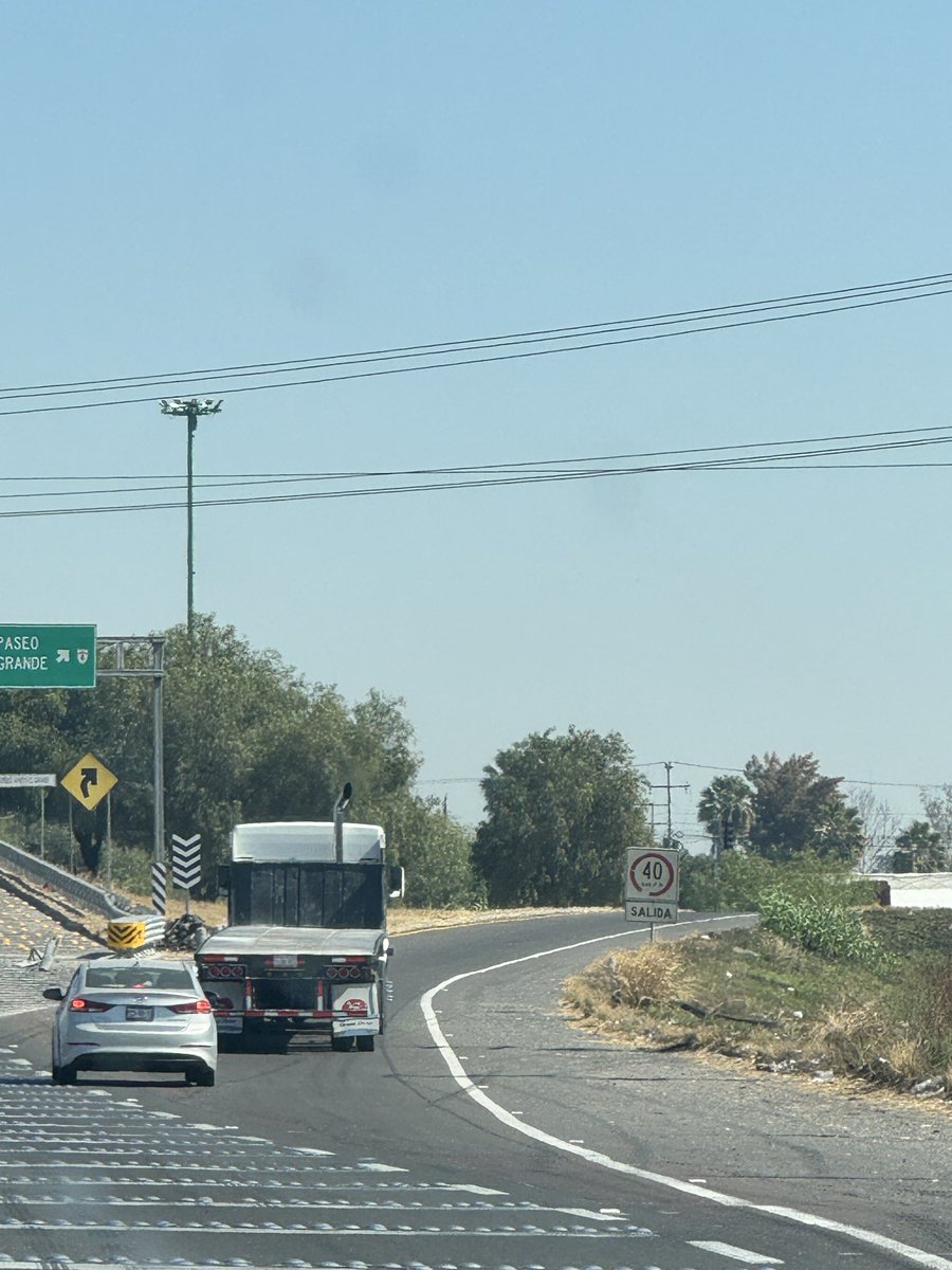 bererrios's tweet photo. Este camión acaba de voltear totalmente a propósito un coche en la carretera de cuota de Celaya a Querétaro, causando un accidente donde los volteo y acaba de huir por la carretera Celaya libre. 
@GN_Carreteras https://t.co/F8ytyB36jU
