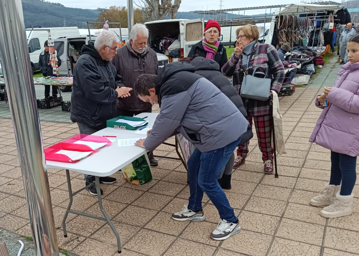 Onte en Castrelo de Miño, durante a feira mensual, recollemos máis de 150 alegacións contra o proxecto de macropolígono eólico no Coto Novelle.

Moitas veciñas e veciños do Ribeiro achegáronse á mesa informativa  para coñecer detalles do proxecto.