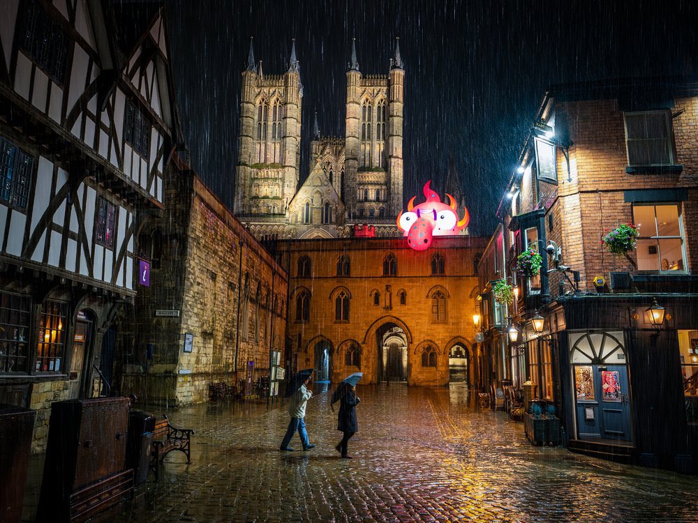 Sistermatic's tweet photo. @it_is_fareed @miss_traceydav The people with brollies show why there is not outdoor seating in winter. Lincoln Cathedral has amazing events, Jesus Christ Superstar for example where the cast use the streets outside for part of the performance https://t.co/OfgnsbZliR