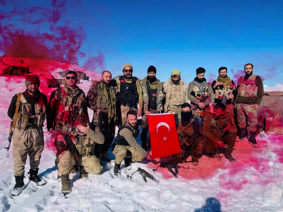 Anadan babadan yardan evlattan uzak  #GüvenlikKorucuları VATAN Savunmasında Asgari ücret maaş almaktadır.
40 yıldır terör örgütüyle mücadele eden korucuların özlük haklarında iyileştirme yapılması 60 bin çalışan Güvenlik korucusu 1 milyondan fazla ailesinin talebidir.
<a href="/RTErdogan/">Recep Tayyip Erdoğan</a>