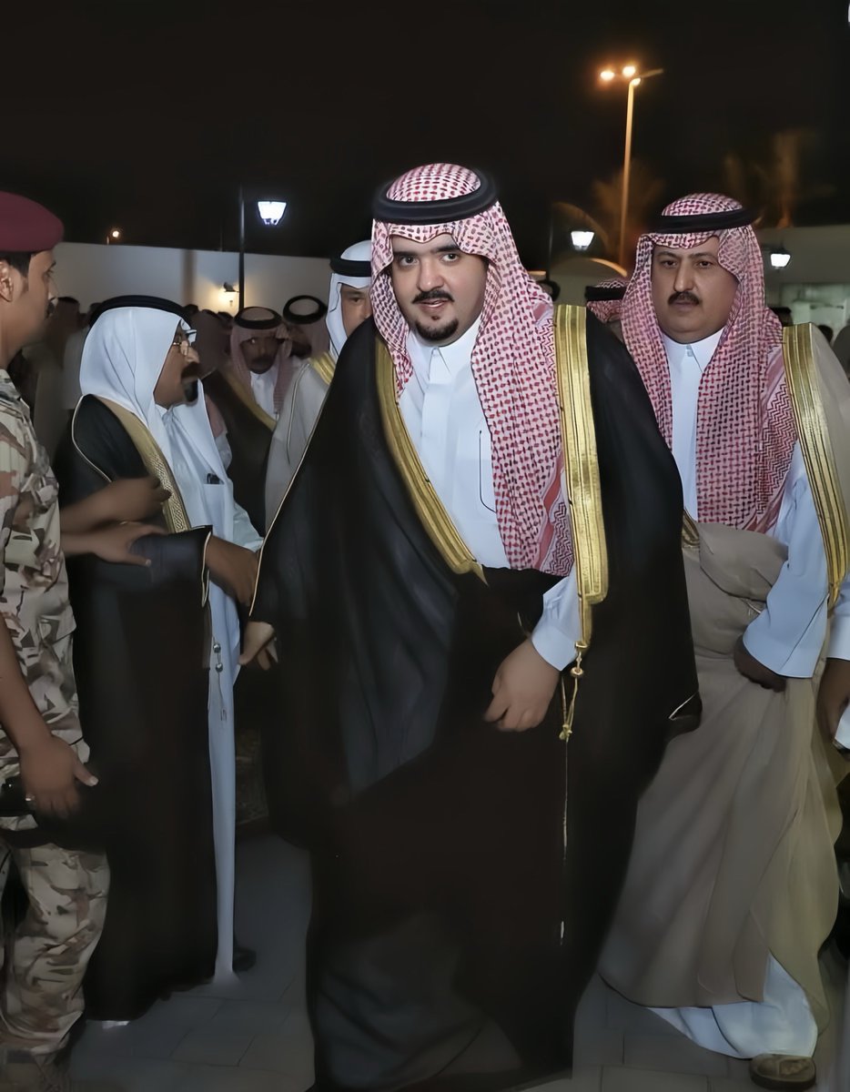 f_es's tweet photo. وسط الناس
ولكن سبحان الله 🤲🏻❤️
كأنه بينه وبينهم هالة من الهيبة والتميز
الأمير #عبدالعزيز_بن_فهد حفظه الله
مثال للكرم وللشموخ والتواضع معًا
اللهم زد هذا الوطن من أمثاله وبارك في قادته ورجاله 🤲🏻💚
اشهد الله محبته 💚🇸🇦 https://t.co/ZFELH5j7j3