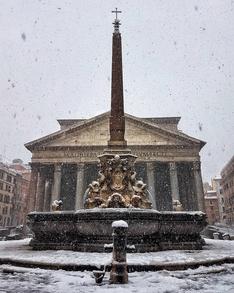 AliciaMimundo's tweet photo. La mejor forma de despedir el día con esta imagen poco usual del Panteón (Roma) bajo la nieve…#BuenasNochesATodos 🌹

(Foto©️Antonio Foni) https://t.co/yfNaOMF019