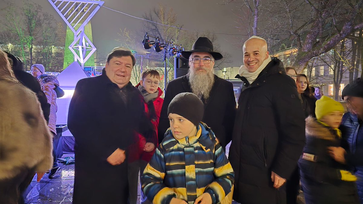 ErezGolan_IL's tweet photo. Had the pleasure of celebrating #Hanukkah in a festival of light together with #Chabbad 🇱🇹
Ambassador @HadasWittenberg
lit the big Menorah and prayed for release of all hostages 🎗️ and MP @Zingeris reminded us that the "Am Israel Chai", the people of 🇮🇱 will always live! https://t.co/pFKIN0duxt