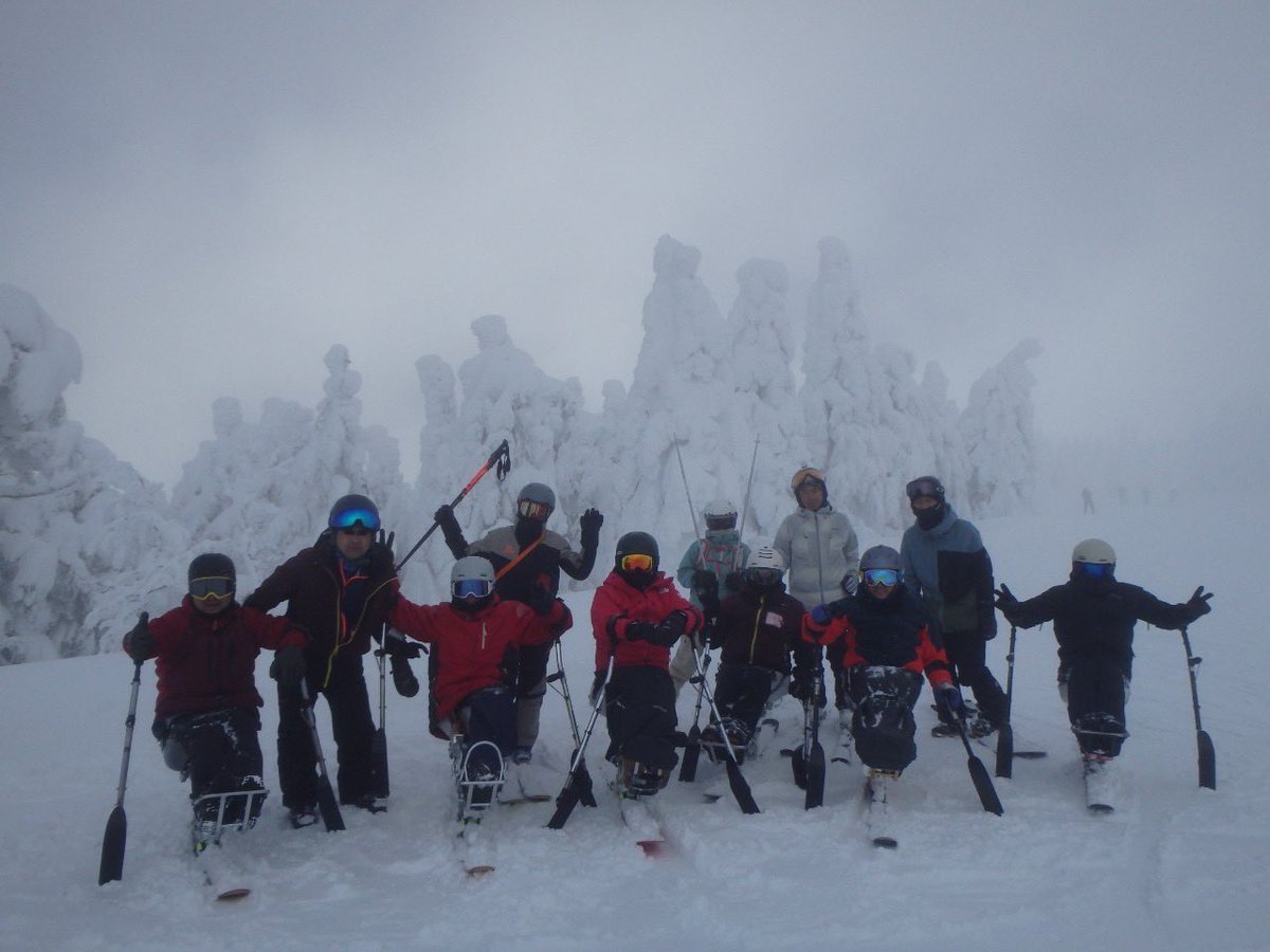 kcsa_chairski's tweet photo. さて、今年も今日で終わります。
私たちは、28日より2日間、山形県の蔵王温泉スキー場でフリースキーを楽しみました。前回みんなで来た2019年の年末には雪がなく、中央ロープウェイであがり、中央ゲレンデのみ滑走でしたが、今回は、各日、黒姫•大森を拠点に雪の多い、広いゲレンデを堪能できました。 https://t.co/5zdBM1hXbs