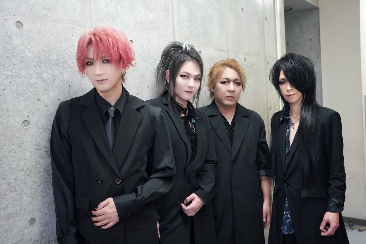 KAMIJOMex's tweet photo. Bonjour!
Veo a mucha gente curiosa con los miembros de apoyo que vendrán con KAMIJO. Aquí les comparto la info 😁

De izquierda a derecha:
- Bajo: @IKUObass190
- Guitarra: @YUKI_Snowman_XX 
- Batería: @ShujiDrummer
- Guitarra: @hiro_guitar https://t.co/DuH93pxle5