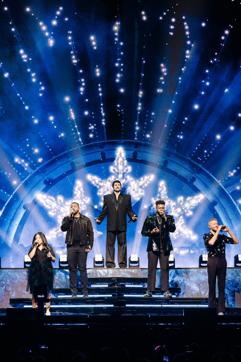 Thinking back to all the fun we had on our Christmas tour 🥹✨#mondaymemories

📸: <a href="/maggielndnphoto/">Maggie</a>