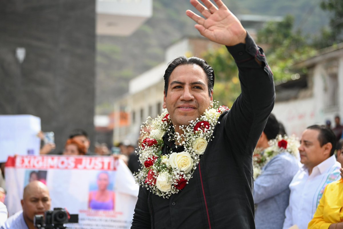 ramirezlalo_'s tweet photo. Desde Motozintla, en el banderazo de salida de la Fuerza de Reacción Inmediata Pakal. A pocas horas de cerrar el año, quiero expresar mi compromiso con la Sierra Madre de Chiapas. Mi gobierno se compromete a no ser ausente en la Sierra, ya que la delincuencia se apoderó de estos territorios debido a la falta de interés y deseo de hacer valer la ley. Ahora hay un gobernador con decisión y voluntad para proteger al pueblo.

Les pido que tomen conciencia de protegerse a sí mismos, porque quien se meta con el pueblo se mete con el gobierno y con todas sus autoridades. Vine a cumplir un propósito y eso es rescatar a mi pueblo, y es lo que estoy haciendo.

Se instalará una subsecretaría de Gobierno y una Fiscalía de Distrito para atender a la Sierra Madre. Vamos a estar en cada rincón de la Sierra, y jamás volverán a estar solos. Podrán realizar sus actividades comerciales y las niñas y niños podrán ir a la escuela. Estarán al cuidado de elementos de seguridad al servicio de la paz y la tranquilidad de las chiapanecas y chiapanecos.

Agradezco a todas y todos aquellos que han atendido el llamado a no ser rehén de los grupos criminales. Ya no se sumen a esas organizaciones sociales que ya se convirtieron en pandilleros, porque la ley se va a aplicar. 

Ahora hay gobierno y habrá gobierno porque el pueblo de Chiapas me respalda. Chiapas es mi casa. Amamos tanto a Chiapas que se nos olvidó tener miedo.