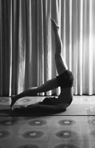 A_Lianse's tweet photo. Upside down
#Pilates2024 #controlbalance #blackandwhite #photography https://t.co/9RpCVCEzU0