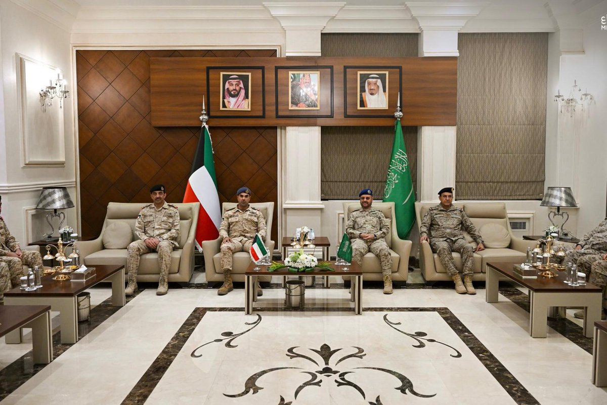kuna_en's tweet photo. #Kuwait & #SaudiArabia top officers discuss joint military defense cooperation & enhancing bilateral relations
https://t.co/AX2zvU0kav
#KUNA #KuwaitArmyGHQ https://t.co/DjG5IKLxI3
