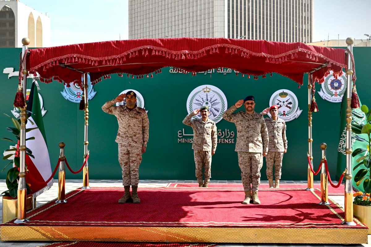 kuna_en's tweet photo. #Kuwait & #SaudiArabia top officers discuss joint military defense cooperation & enhancing bilateral relations
https://t.co/AX2zvU0kav
#KUNA #KuwaitArmyGHQ https://t.co/DjG5IKLxI3