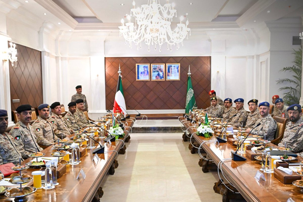 kuna_en's tweet photo. #Kuwait & #SaudiArabia top officers discuss joint military defense cooperation & enhancing bilateral relations
https://t.co/AX2zvU0kav
#KUNA #KuwaitArmyGHQ https://t.co/DjG5IKLxI3