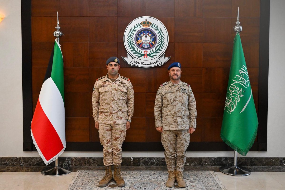 kuna_en's tweet photo. #Kuwait & #SaudiArabia top officers discuss joint military defense cooperation & enhancing bilateral relations
https://t.co/AX2zvU0kav
#KUNA #KuwaitArmyGHQ https://t.co/DjG5IKLxI3