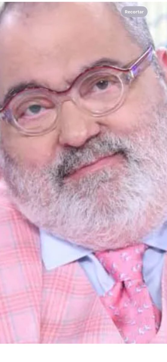 Como lo voy a extrañar…un dotado, un periodista de los que ya no hay.Siempre lo dije,testicularmente brillante.Ingenioso,sagaz.perspicaz y extremadamente decidido y audaz.Iba al hueso,ya no quedan de éstos. Ahora son mediocres y hasta cagones.Un distinto Q.E.P.D