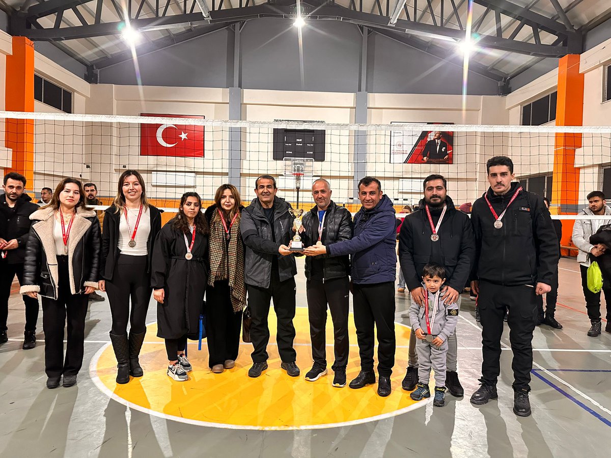 yilmazilhan30's tweet photo. Öğretmenler arası voleybol turnuva final maçı, kaymakamımız Sn. Mustafa AKIN'ın teşrifleri ve Milli Eğitim Müdürü Sn.@ctn_kdr  katılımıyla  gerçekleştirildi. Şampiyon olan  Değerli İMKB Ortaokulu' nu tebrik eder, emeği geçen herkese teşekkür ediyorum.@OA_BAK @alicelik_64 https://t.co/49mCocKXSV