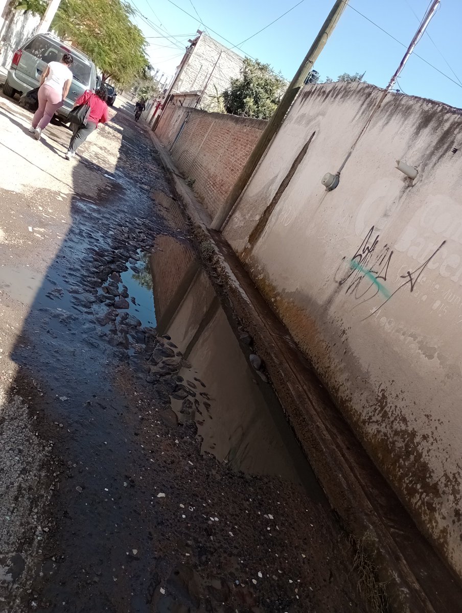 jefe_guada's tweet photo. @makugo @CEAservcliente @cea_qro que esperan para dar solución al problema de drenaje , # de reporte de folio y nada que vienen a dar solución 🤬 https://t.co/vFBVPVEoIw