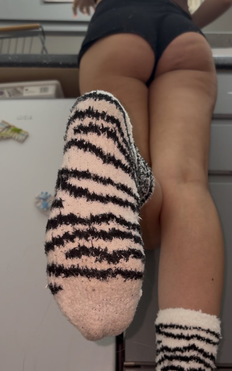 sashaafindom's tweet photo. Get below me and sniff my fluffy socks https://t.co/4XhYt94bjg