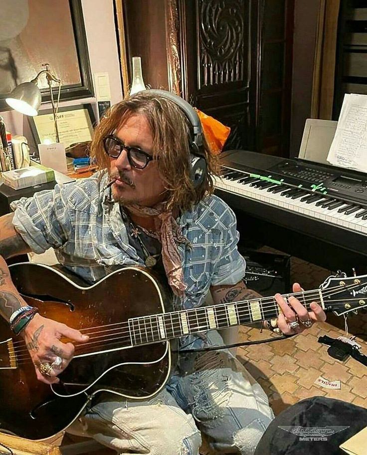 JDepp44394's tweet photo. Me at my studio https://t.co/p55jTRnSlr