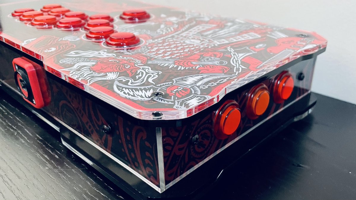 BnB Gen 2 &gt; Gen 3 upgrade for <a href="/WllyP/">Wllyp</a>'s <a href="/ecthrowdown/">East Coast Throwdown</a> themed stickless controller using the new artwork side panels via this amazing illustration from artist Liane Plant. 🔥

focusattack.com/bnb-fightstick…