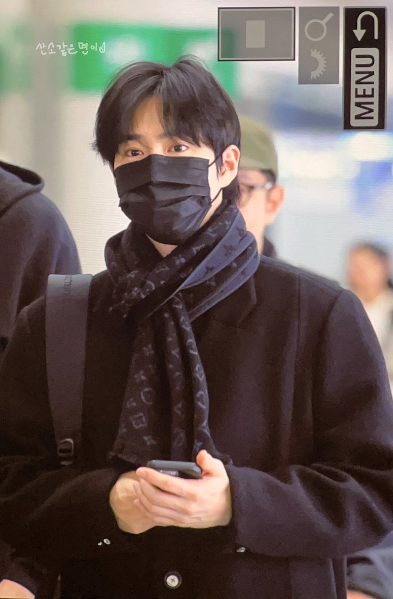 AzimMyeon's tweet photo. Waking up watching Suho's arrival in KK. Many fans were greeting him at the airport. Rest well, love. See you later! Let's have a blast night. 💖
#KotaKinabaluReadyforSUHO
#SUHOinKK #SUHO #수호 #EXO #엑소 @weareoneEXO https://t.co/q3xB1e9E7n