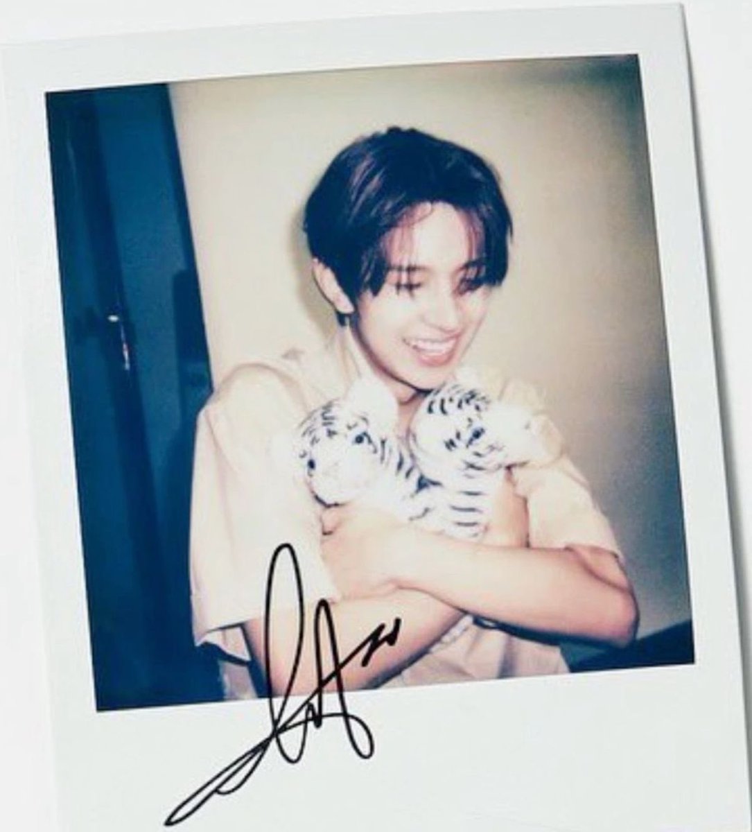 biteroha's tweet image. Heeseung, the walking green flag 

— a thread