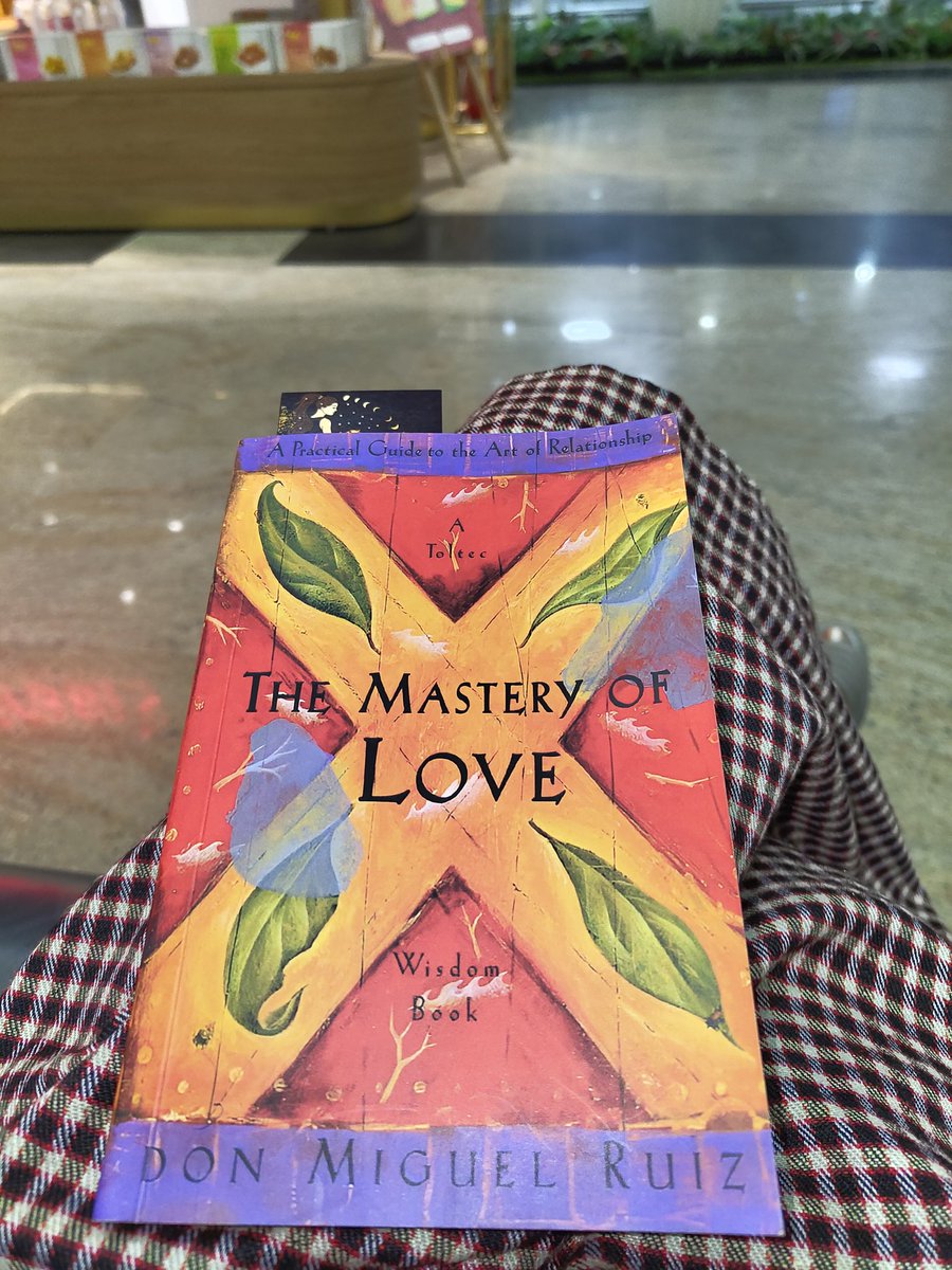 HealingArch's tweet photo. A midnight read, like a whispered secret, transforms the night's journey into a serene and enchanting escape—a quiet dance of words under the moonlight, where peace and wonder intertwine........
Happy Journey to me 😍
#ArchieWrites #MidNightMuse #Love #Musings 💕 https://t.co/hJIi3ibWWj