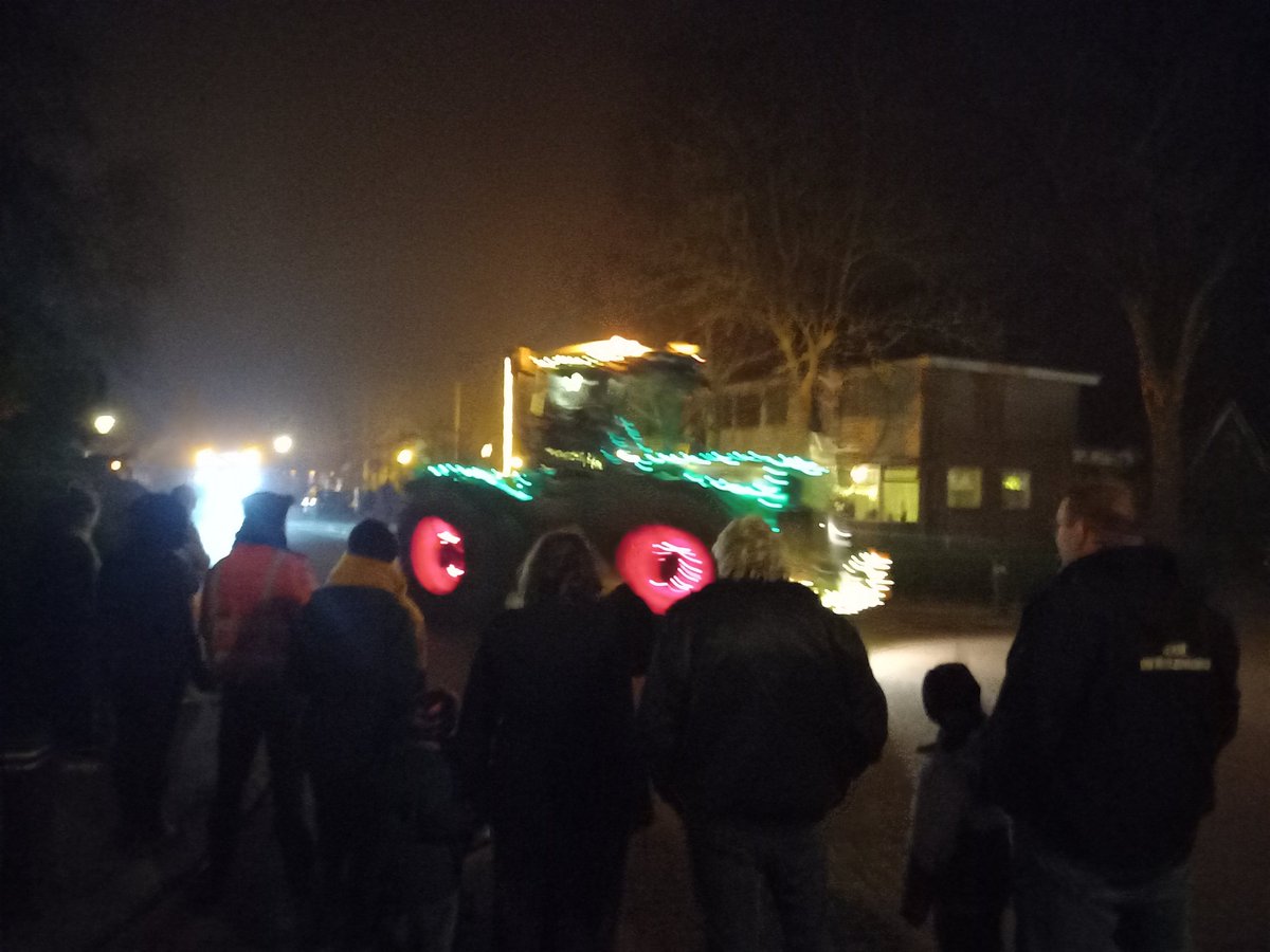 Afgelopen dagen diverse lichtjestochten (verlichte 🚜 🚜) begeleid. Met vanavond de tocht door de stad Groningen als afsluiter.