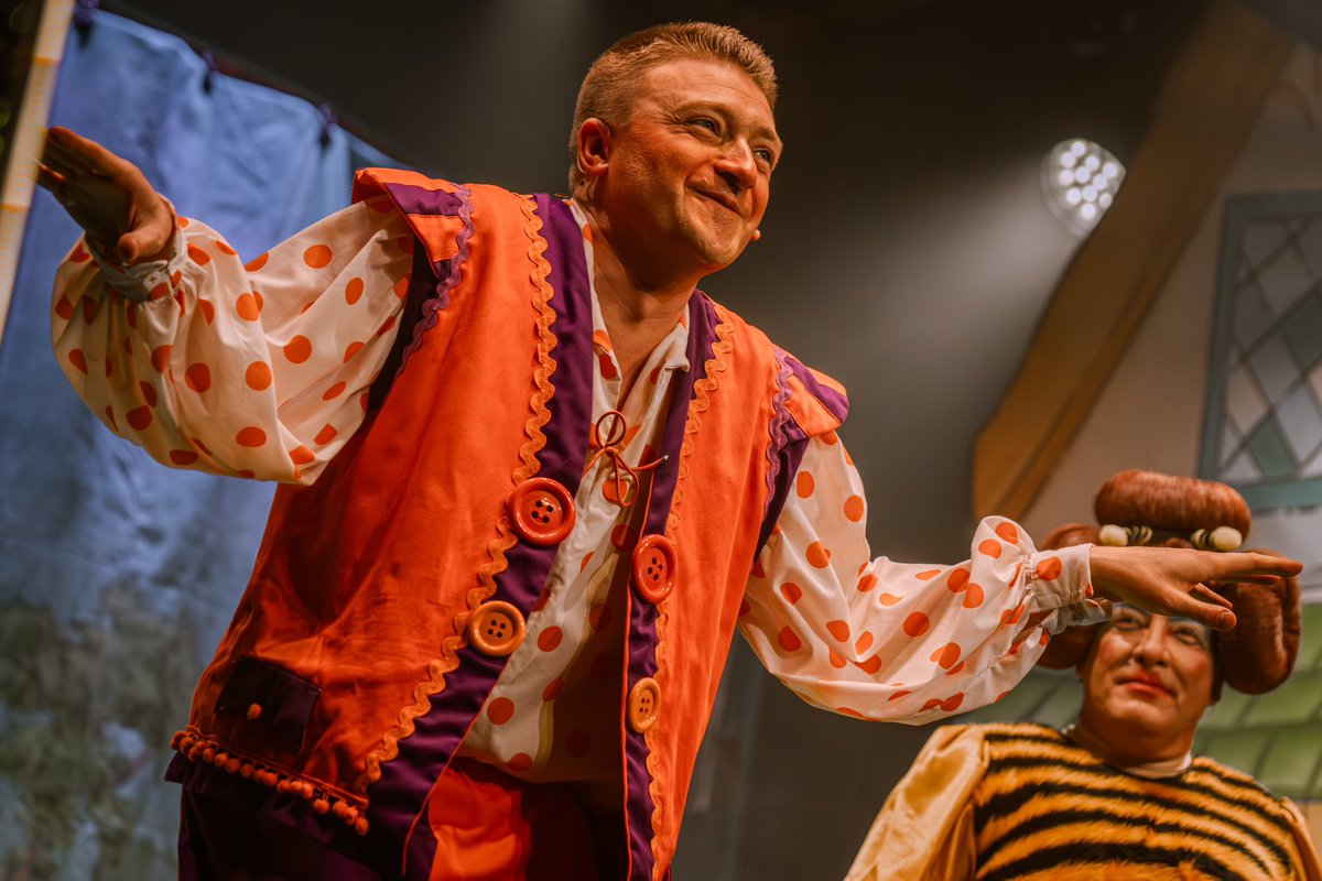 And just like that my debut Panto season with SparkLive is over and Simple/Silly Simon has taken his final bow 🌱

Full of mixed emotions, but having taken this childhood dream of mine to a reality, it has “bean” everything that I imagined it would be and more… it did not
